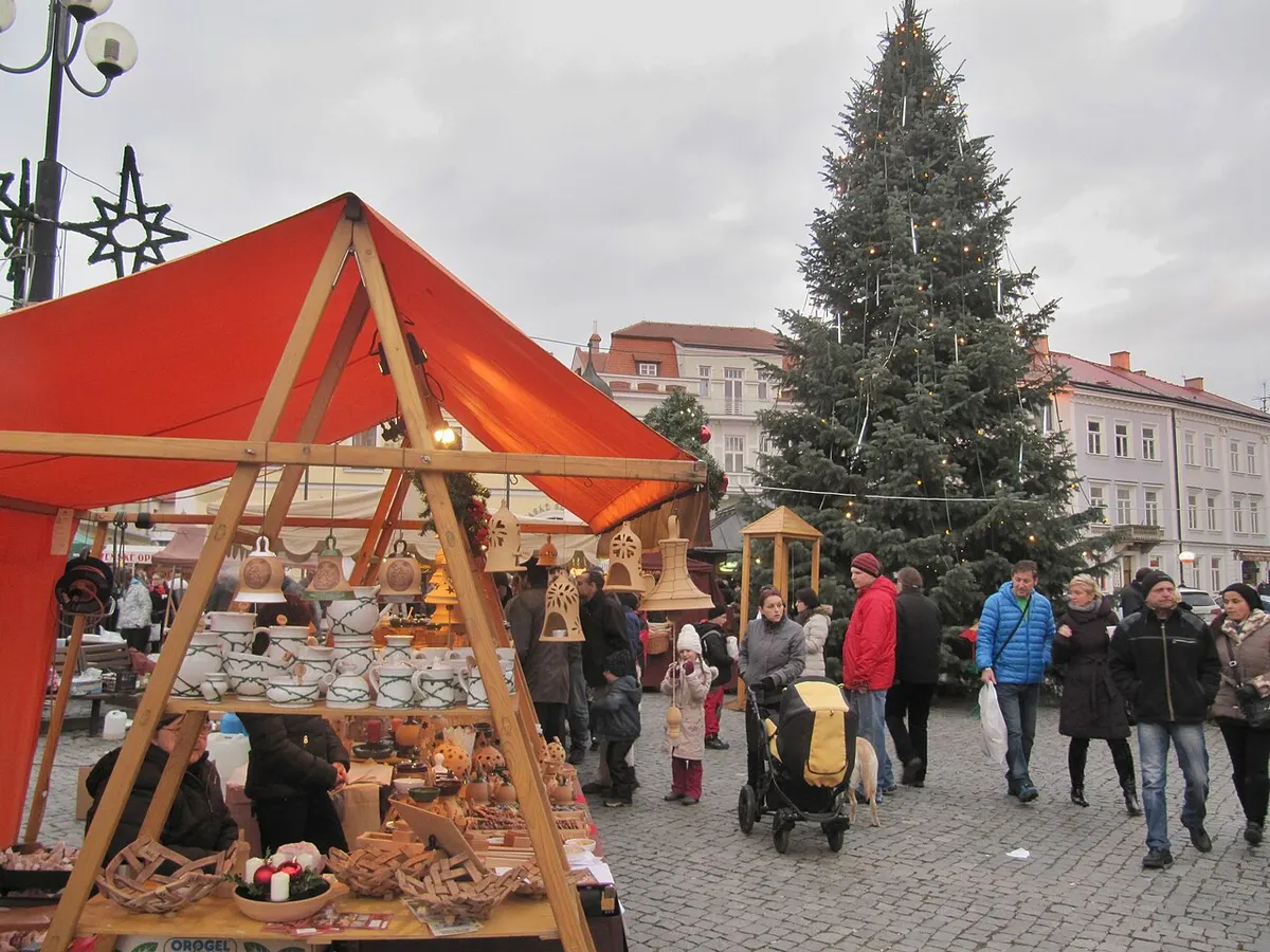 Vánoční strom a stánky s keramikou na Masarykově náměstí v Uherském Hradišti