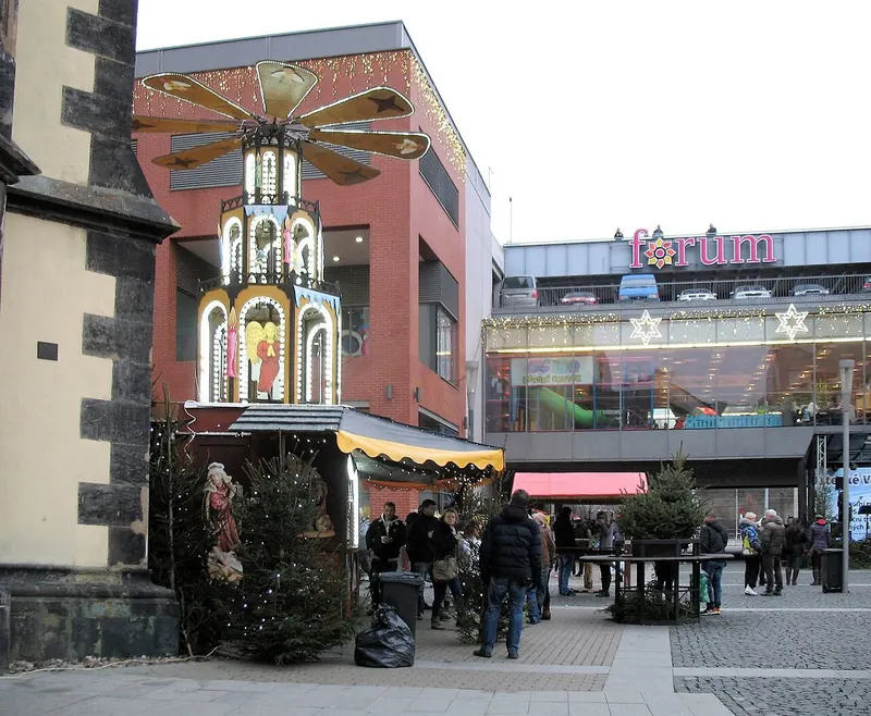 Vánoční pyramida u obchodního centra Forum v Ústí nad Labem