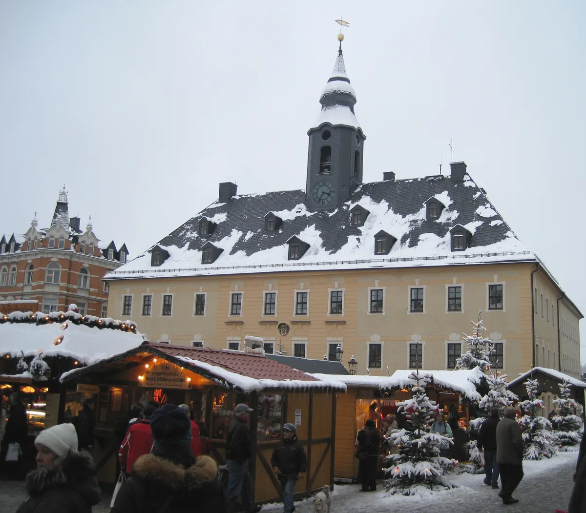 Verschneites Rathaus und Weihnachtsmarktbuden in Annaberg-Buchholz