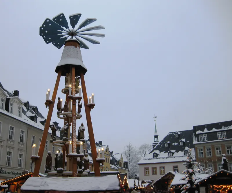 Erzgebirgische Pyramide auf dem Annaberger Weihnachtsmarkt im Schnee