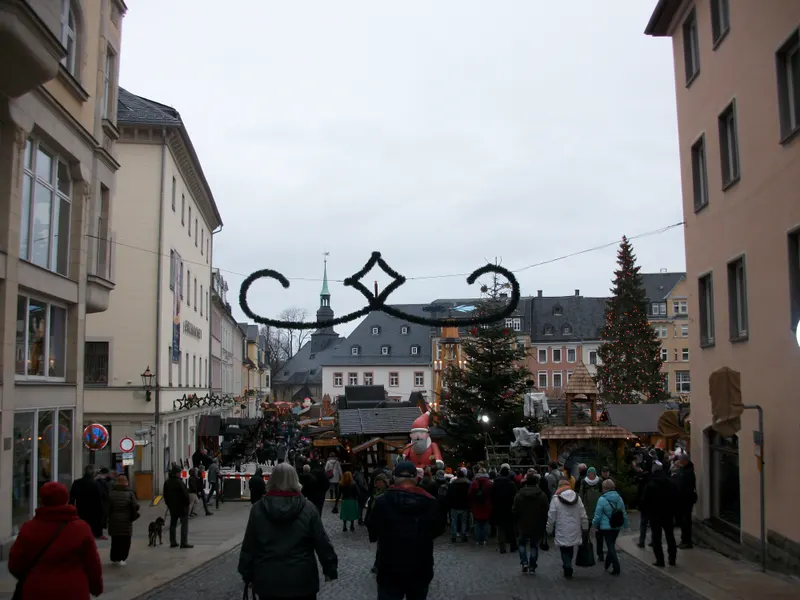 Annaberger Weihnachtsmarkt mit Besuchern in der Fußgängerzone