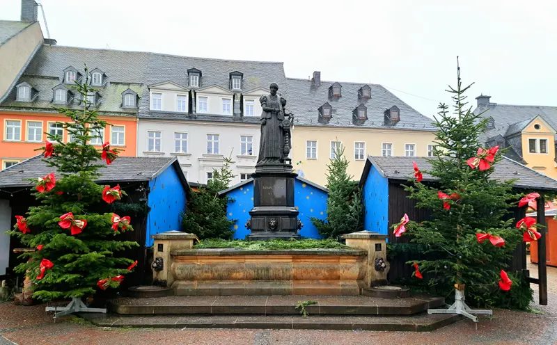 Marktplatz in Annaberg-Buchholz mit Denkmal und blauen Hütten