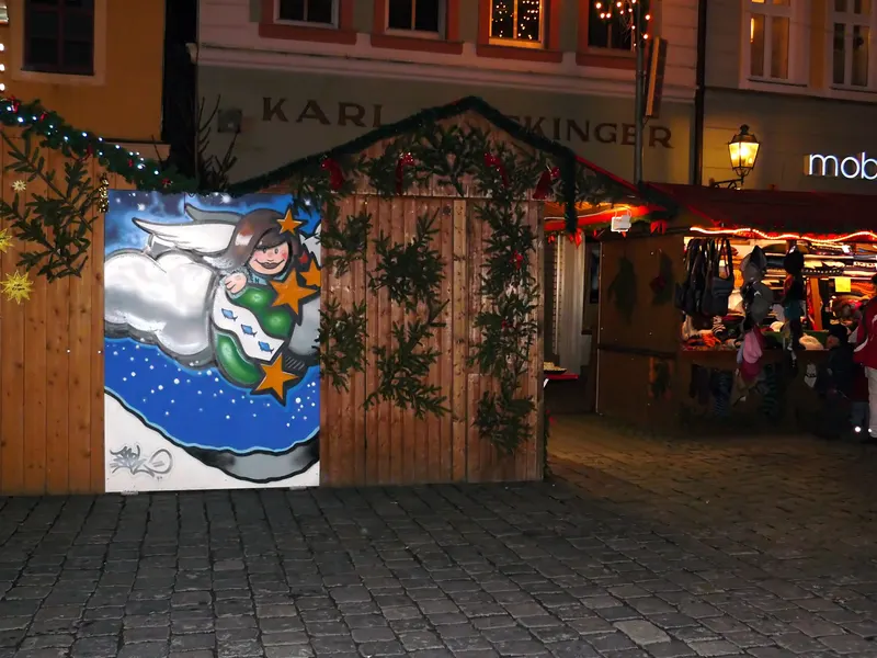 Bunt bemalte Marktbude mit Engel auf dem Ansbacher Weihnachtsmarkt
