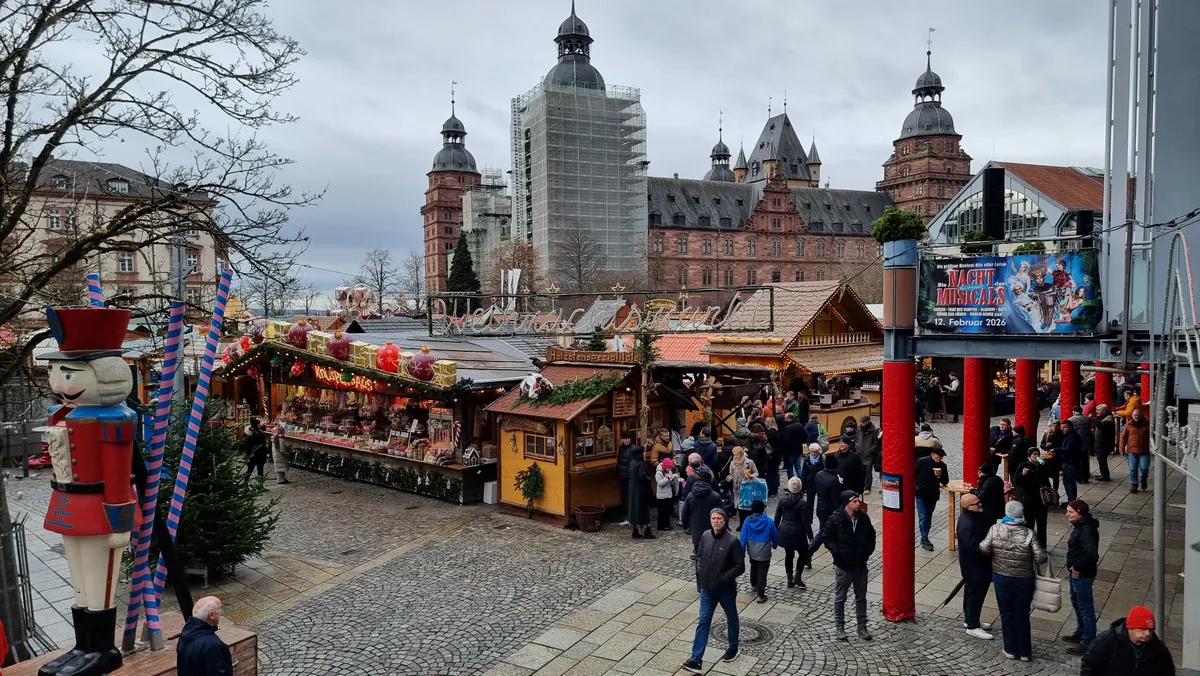 Aschaffenburger Weihnachtsmarkt vor Schloss Johannisburg