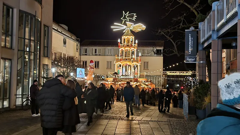 Weihnachtspyramide in der Aschaffenburger Fußgängerzone am Abend