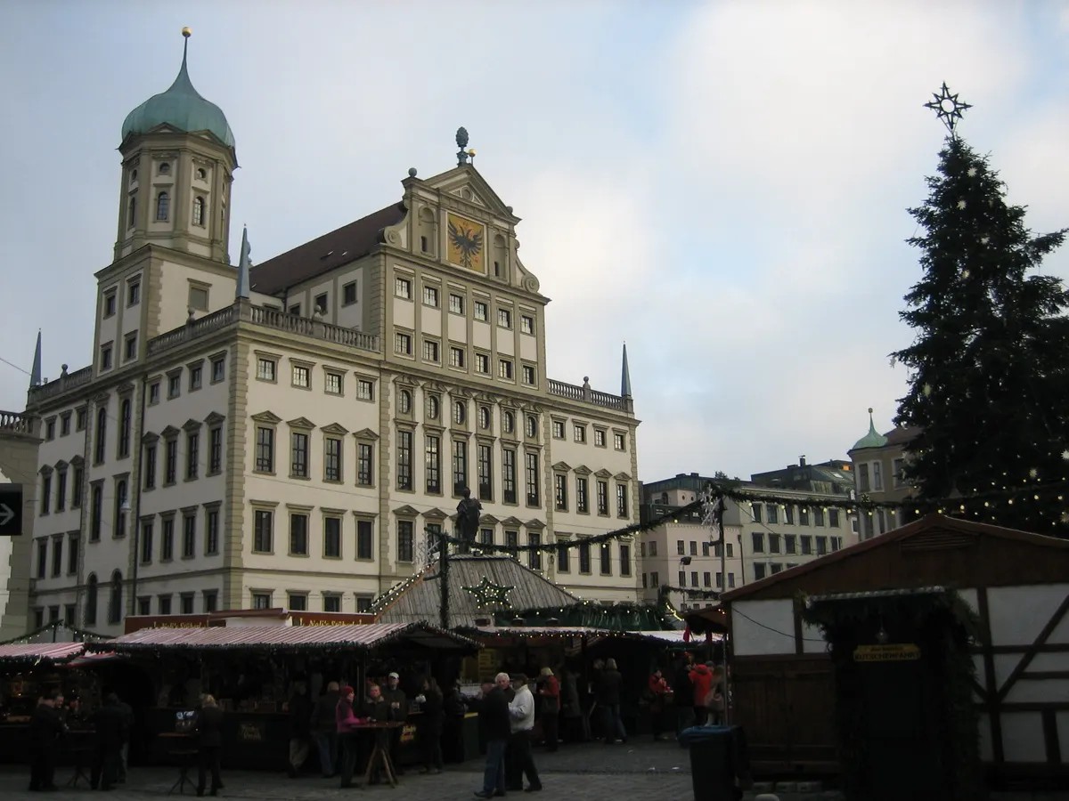 Augsburger Rathaus mit Christkindlesmarkt und Weihnachtsbaum