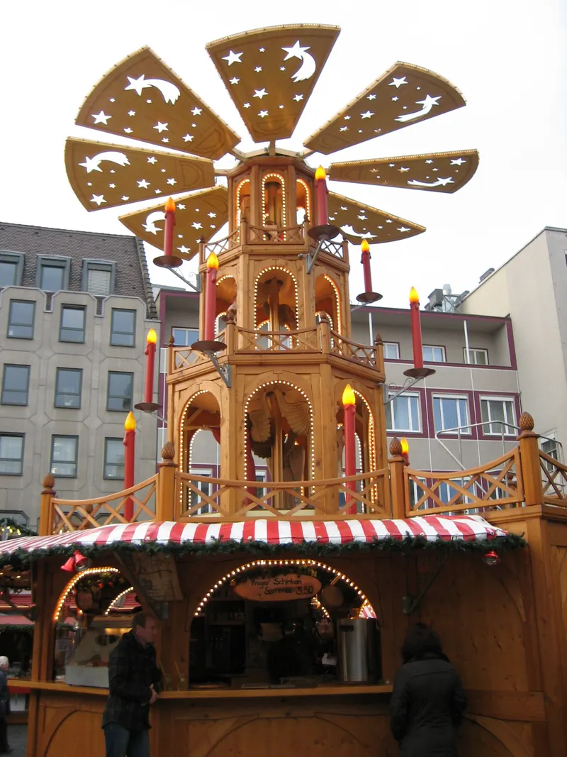 Weihnachtspyramide auf dem Augsburger Christkindlesmarkt