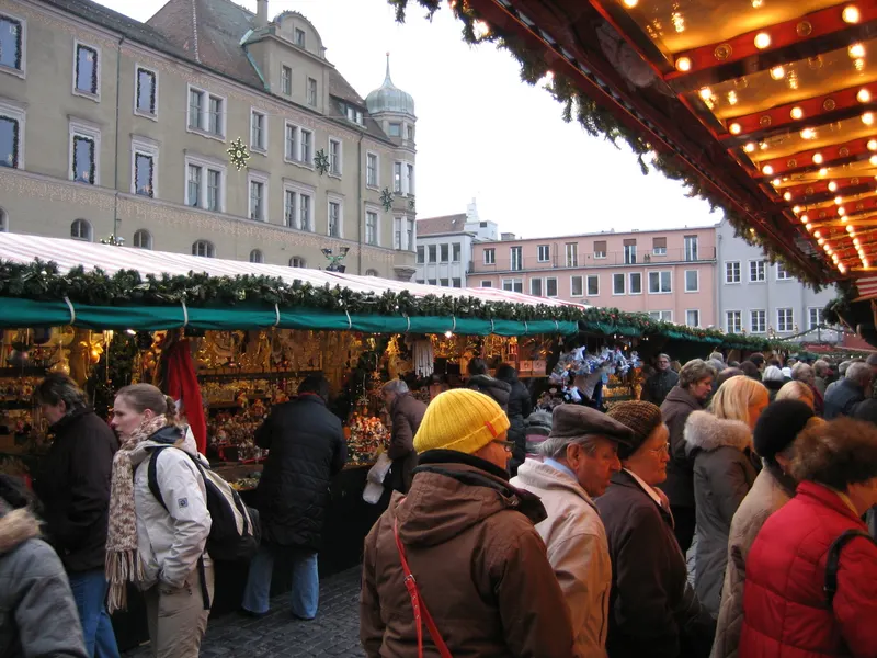 Gedränge auf dem Augsburger Christkindlesmarkt am Rathausplatz
