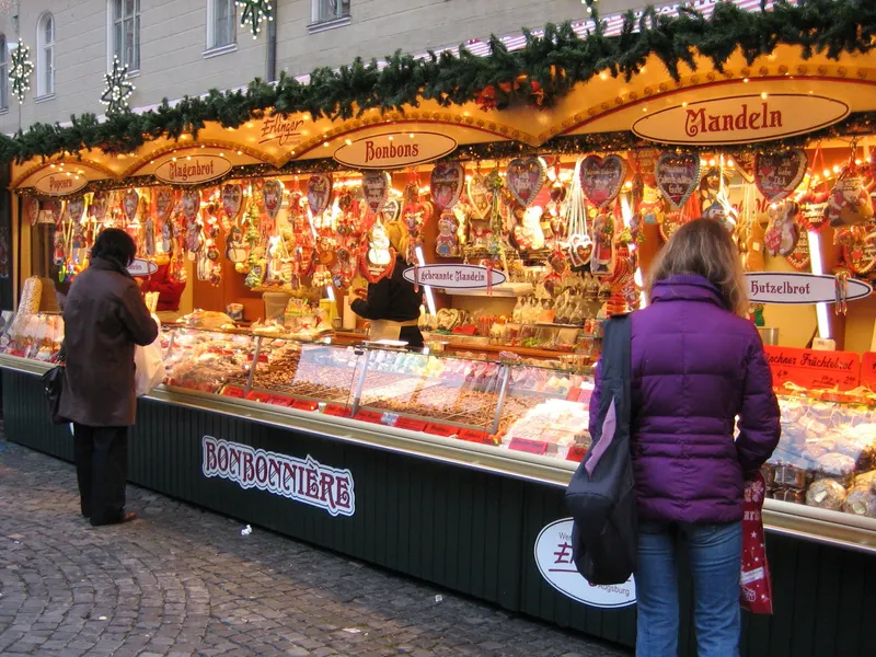 Süßwarenstand mit Mandeln und Bonbons auf dem Augsburger Christkindlesmarkt