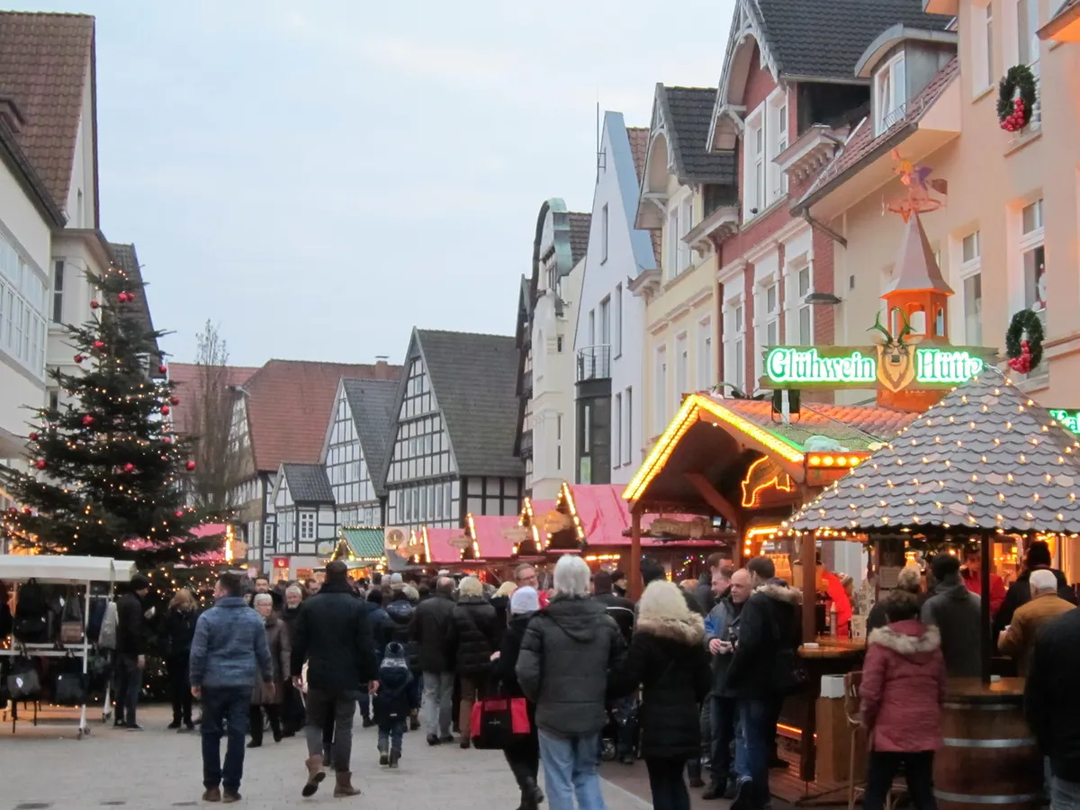 Bad Salzufler Weihnachtstraum in der Langen Straße zwischen Fachwerkhäusern
