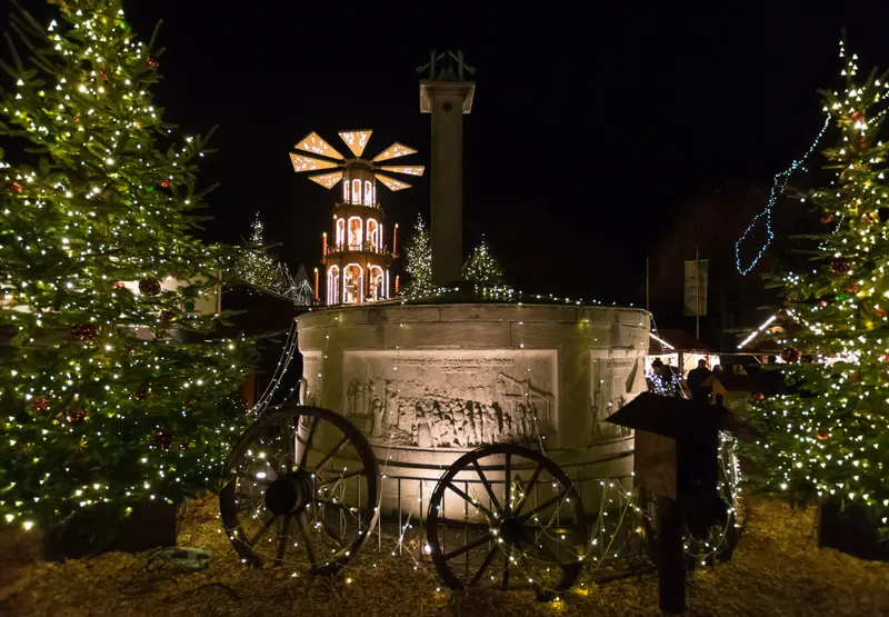 Beleuchtete Pyramide und Weihnachtsbäume in Bad Salzuflen bei Nacht