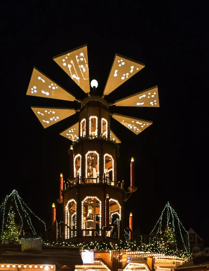 Leuchtende Weihnachtspyramide in Bad Salzuflen