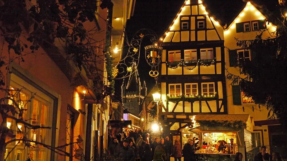 Altdeutscher Weihnachtsmarkt in Bad Wimpfen zwischen Fachwerkhäusern am Abend