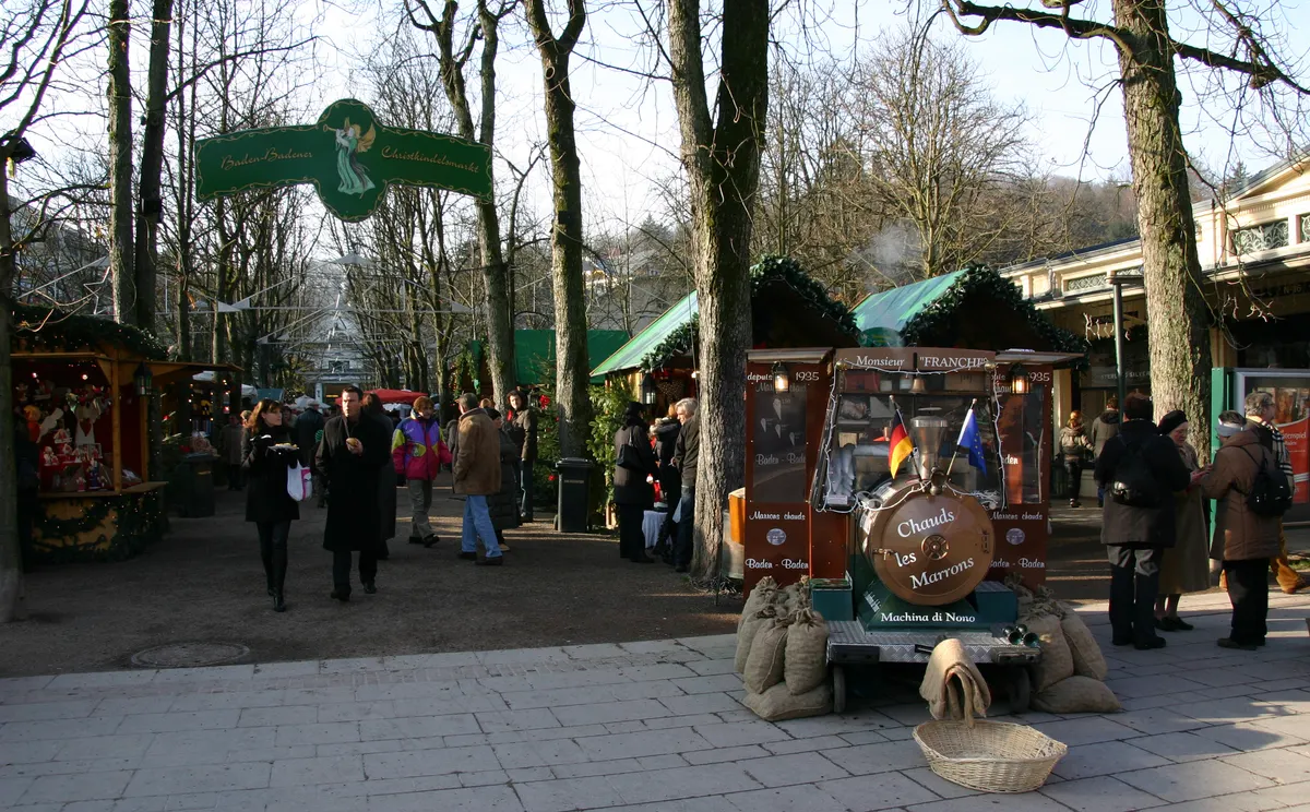 Eingang zum Christkindelsmarkt Baden-Baden mit Maronistand im Kurgarten