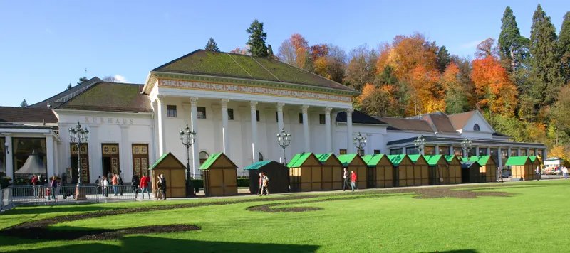 Kurhaus Baden-Baden mit Marktständen im Kurgarten