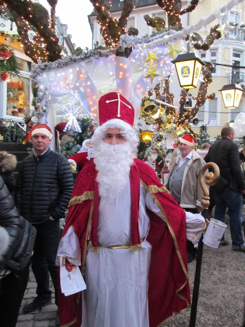 Nikolaus zwischen Besuchern auf dem Baden-Badener Christkindelsmarkt