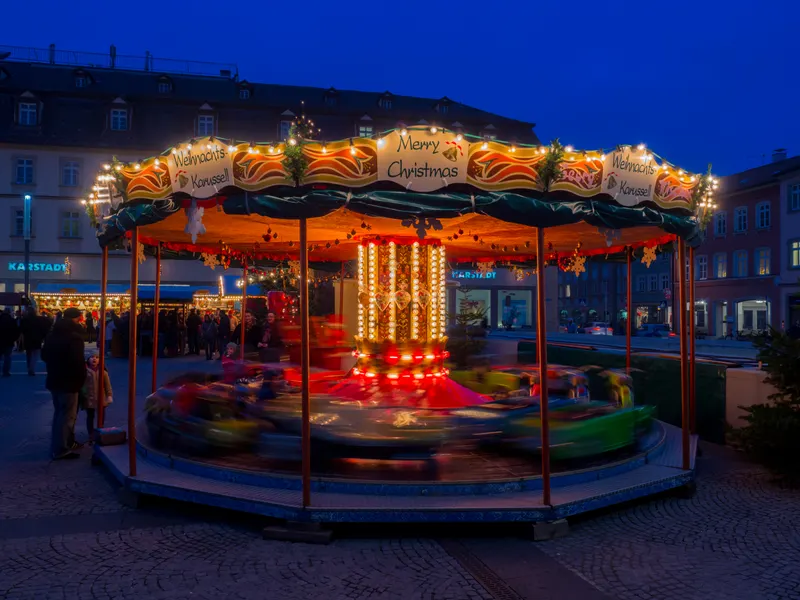 Beleuchtetes Karussell auf dem Bamberger Weihnachtsmarkt zur blauen Stunde