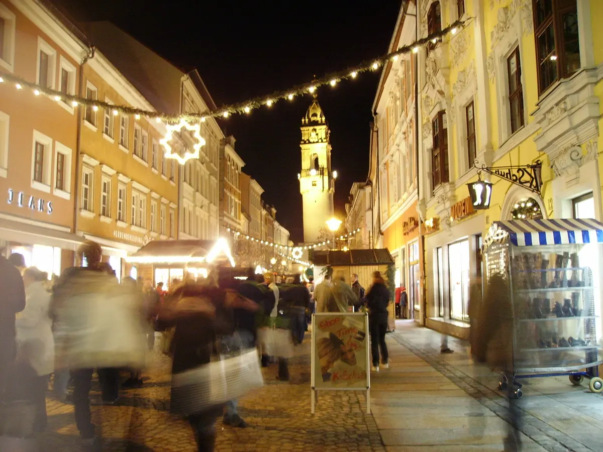 Bautzener Altstadt mit Lichterketten und Besuchern am Abend