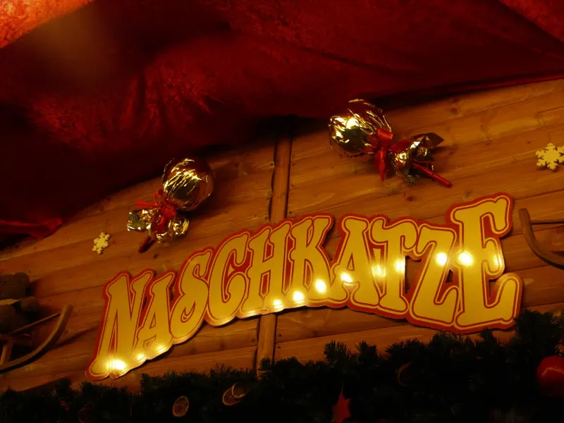 Weihnachtlich beleuchteter Stand Naschkatze auf dem Wenzelsmarkt Bautzen