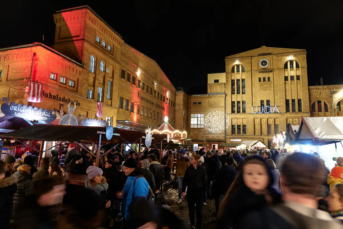 Lucia Weihnachtsmarkt in der Kulturbrauerei Berlin bei Nacht