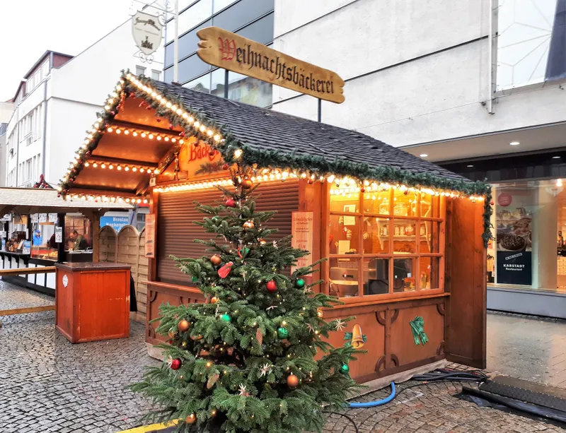 Weihnachtsbäckerei-Stand auf dem Spandauer Weihnachtsmarkt in der Carl-Schurz-Straße