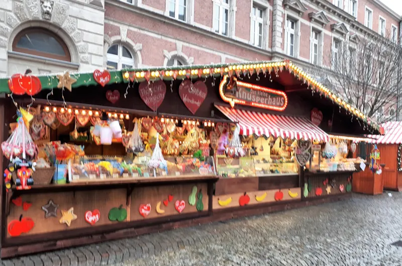 Süßwarenstand mit Lebkuchenherzen auf dem Spandauer Weihnachtsmarkt