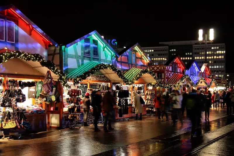 Beleuchtete Buden auf dem Weihnachtsmarkt am Alexanderplatz
