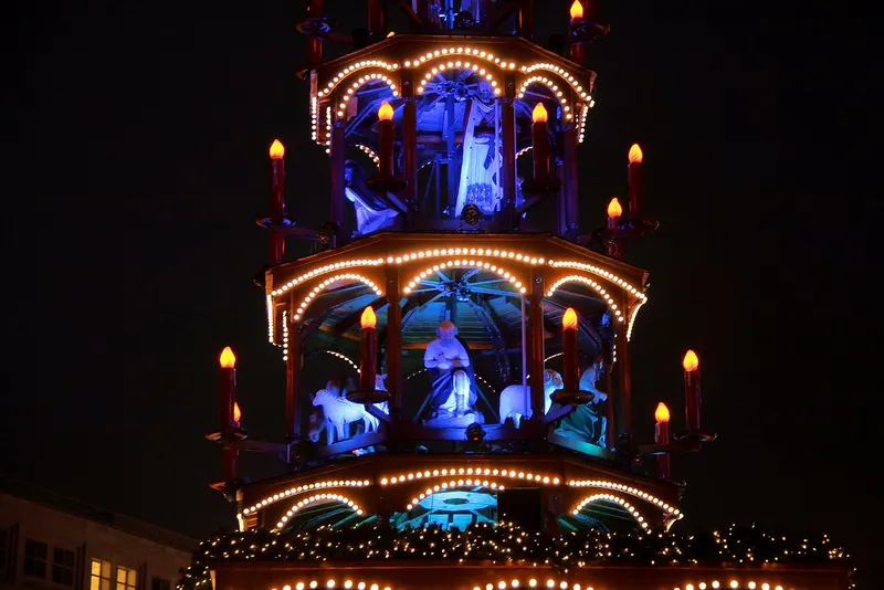 Weihnachtspyramide am Alexanderplatz in Berlin bei Nacht