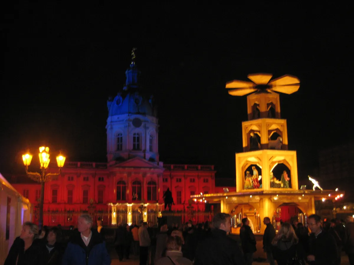 Schloss Charlottenburg und Weihnachtspyramide bei Nacht
