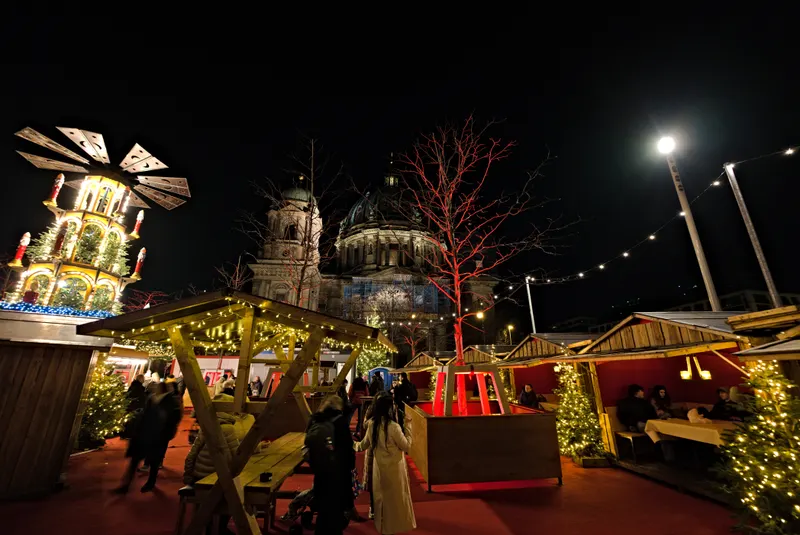 Buden des Wintermarkts am Humboldt Forum