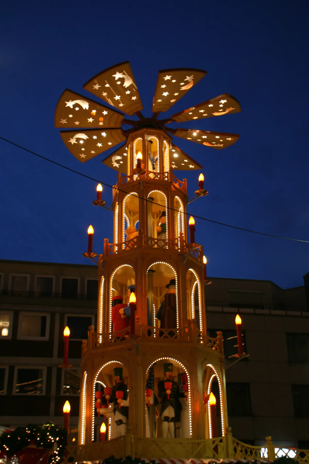 Beleuchtete Weihnachtspyramide in der Dämmerung auf dem Bochumer Weihnachtsmarkt