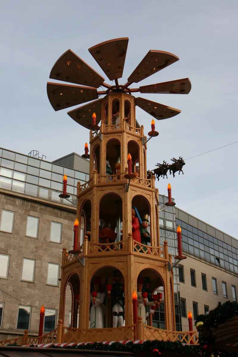 Weihnachtspyramide mit Rentierschlitten über dem Bochumer Weihnachtsmarkt