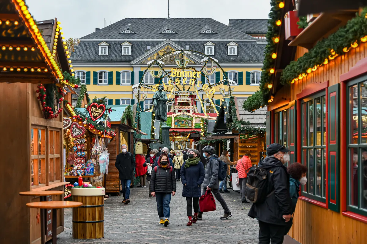 Bonner Weihnachtsmarkt mit Hütten vor dem Alten Rathaus