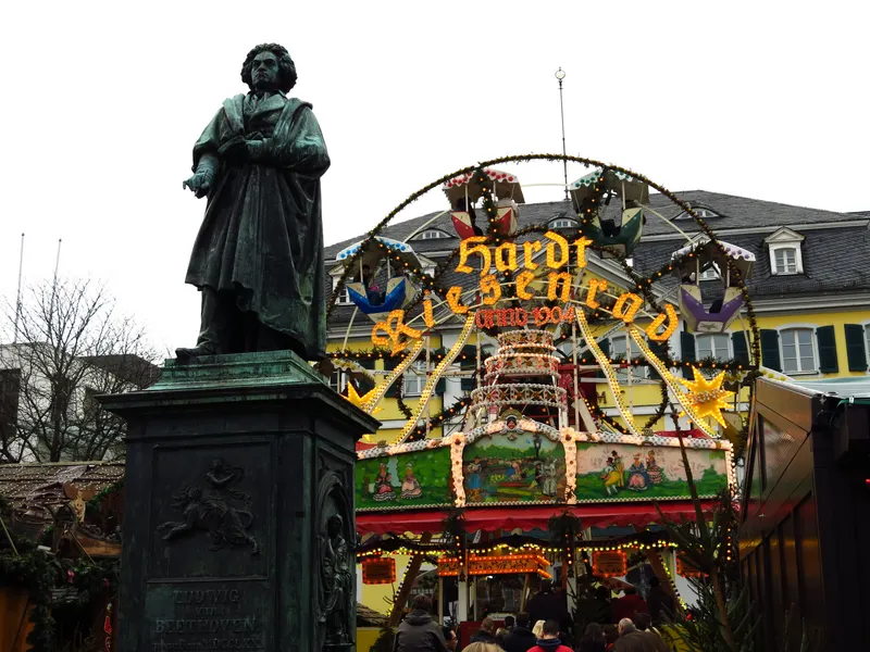 Beethoven-Denkmal und Karussell auf dem Bonner Weihnachtsmarkt