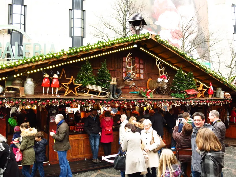 Geschmückte Holzhütte auf dem Bonner Weihnachtsmarkt