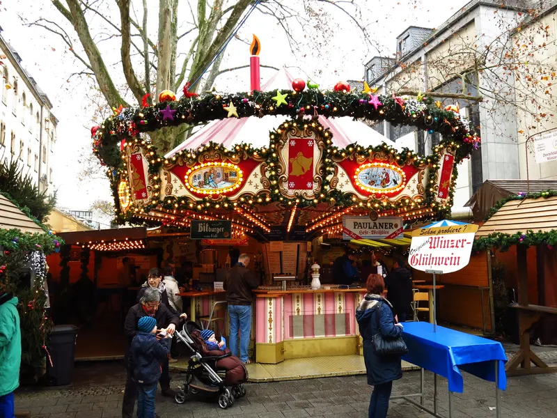 Nostalgisches Karussell auf dem Bonner Weihnachtsmarkt