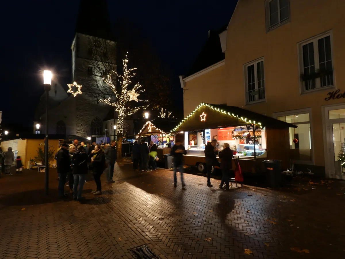 Weihnachtsmarkt in Borken an der Remigiuskirche am Abend mit Lichterketten