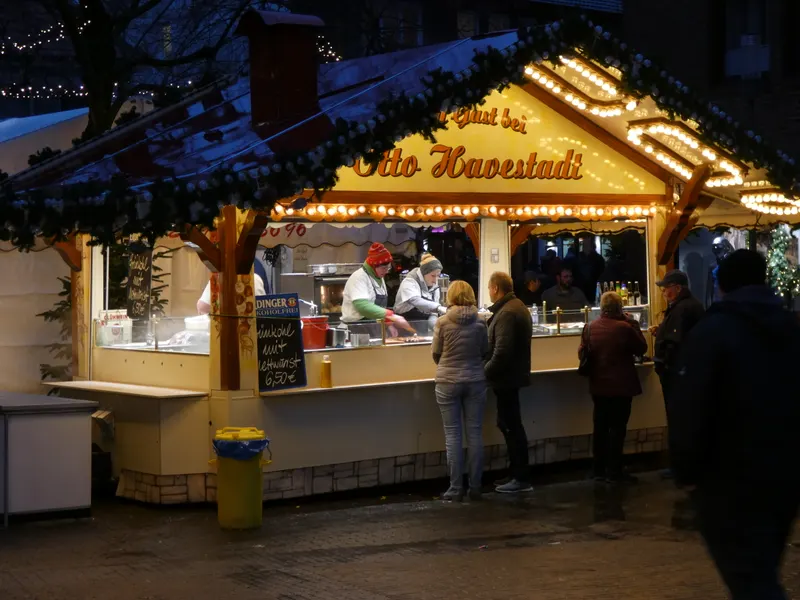 Beleuchteter Imbissstand auf dem Weihnachtsmarkt in Borken