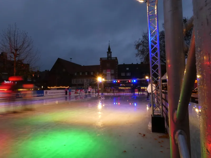 Eislaufbahn auf dem Marktplatz in Borken zur Weihnachtszeit