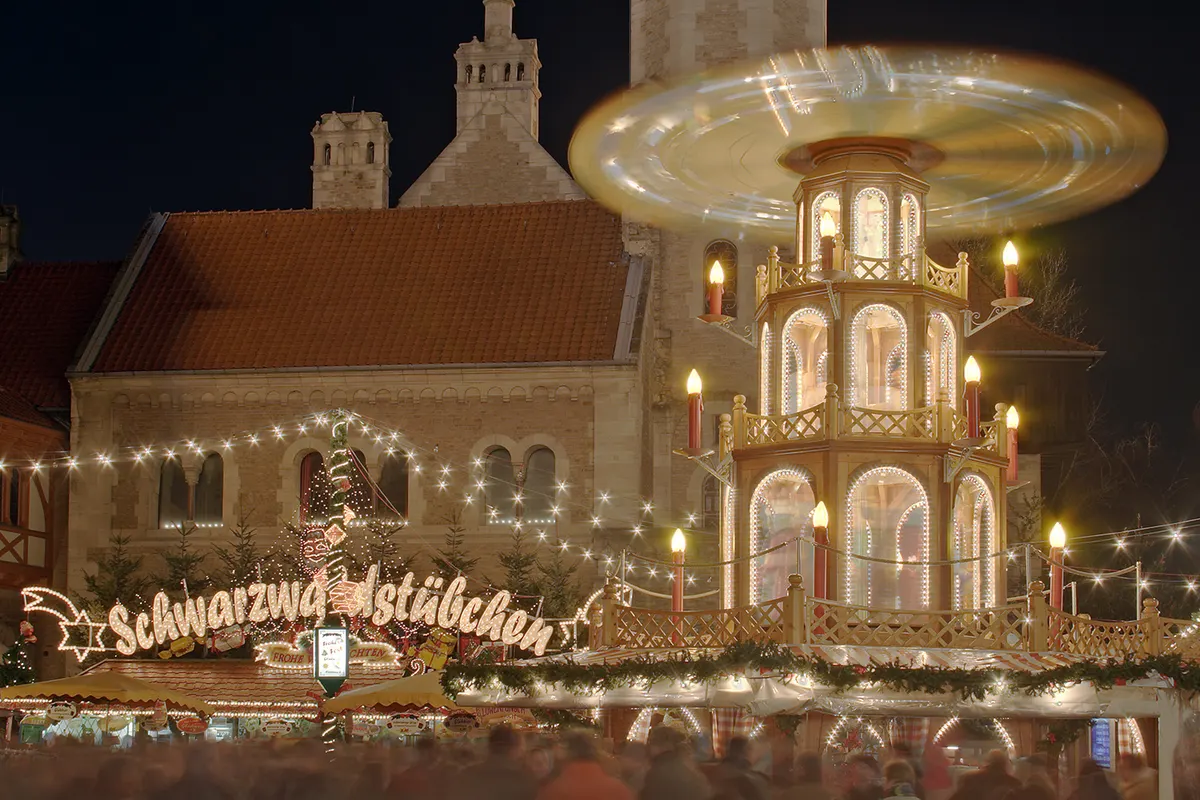 Weihnachtspyramide Schwarzwaldstübchen mit Lichterketten vor dem Braunschweiger Dom