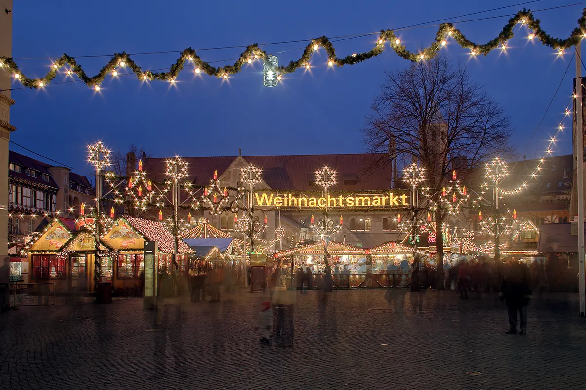 Braunschweiger Weihnachtsmarkt in der Dämmerung mit Lichterbögen und Schriftzug