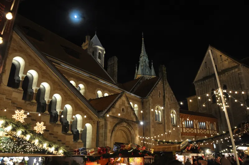 Weihnachtsmarkt Braunschweig bei Nacht vor dem Dom mit Mond