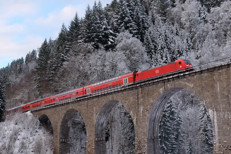 Zug auf dem Ravennaviadukt im Winter