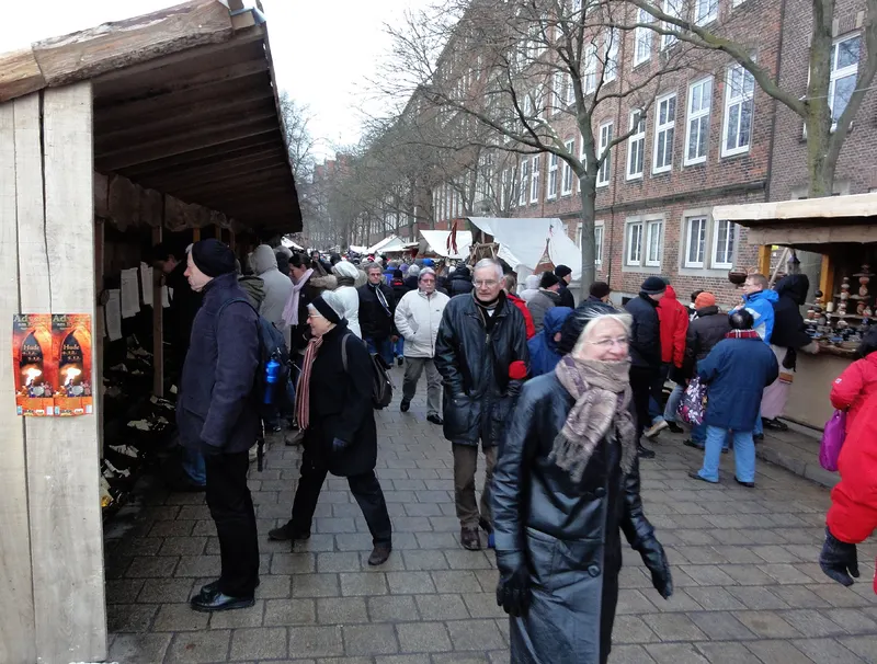 Besucher an den Buden des Schlachte-Zaubers in Bremen