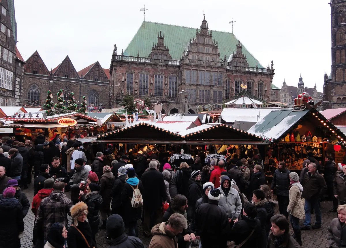 Bremer Weihnachtsmarkt vor dem Rathaus mit vielen Besuchern