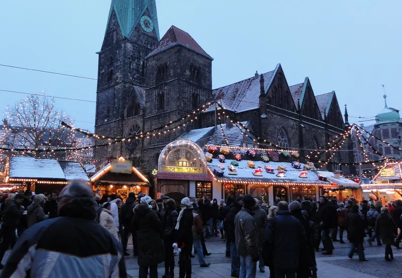 Weihnachtsmarkt vor dem Bremer Dom mit Lichterketten