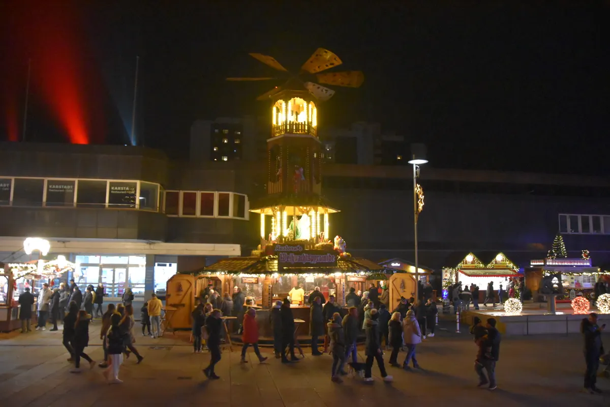 Pyramide auf dem Bremerhavener Weihnachtsmarkt bei Nacht