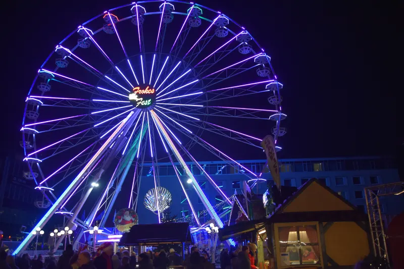 Blau beleuchtetes Riesenrad in Bremerhaven