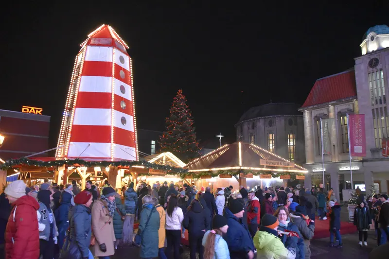 Rot-weißer Leuchtturm-Stand auf dem Bremerhavener Weihnachtsmarkt