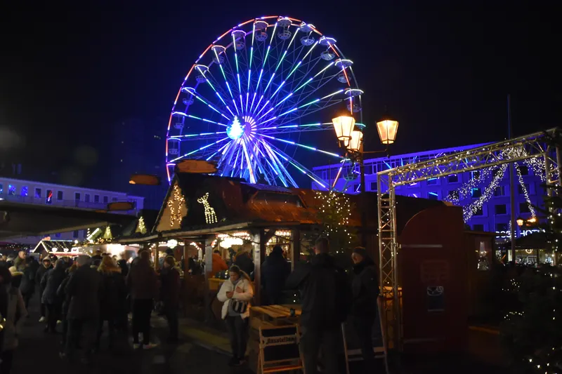 Riesenrad und Buden auf dem Bremerhavener Weihnachtsmarkt